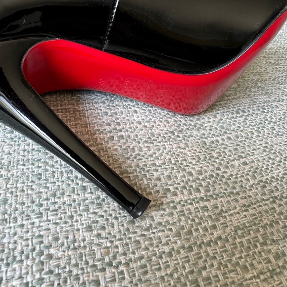 Classic Louboutin black patent heels. Size 38. - Picture 6 of 14